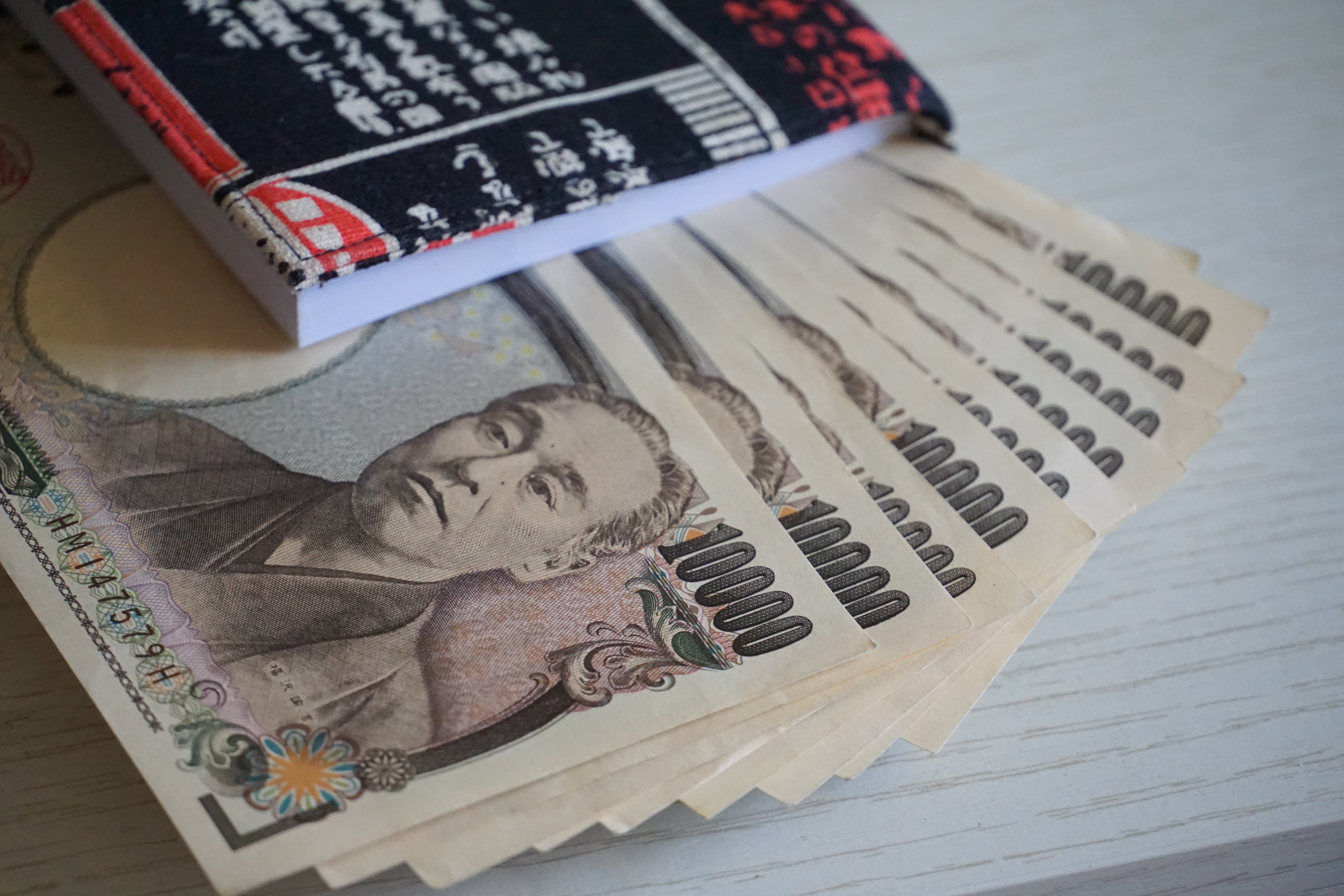 Yen hits 4-month peak vs dollar